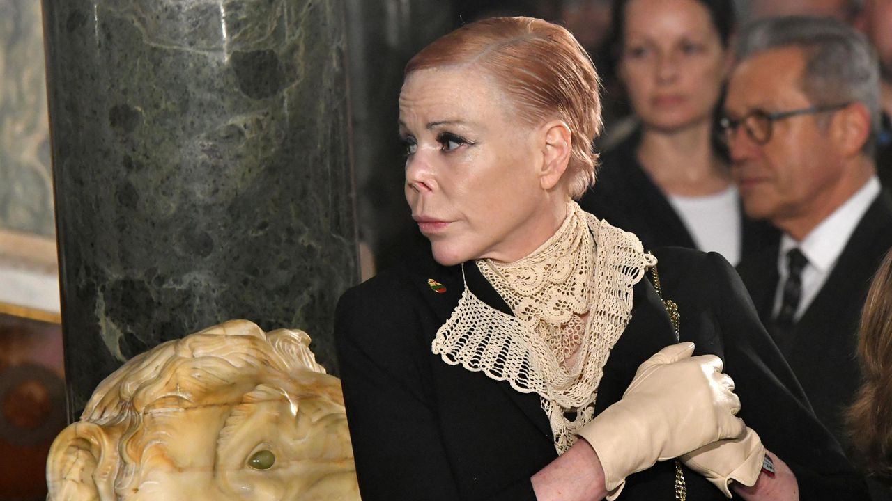 Тя работи в двореца Врана, резиденцията на баща ѝ -