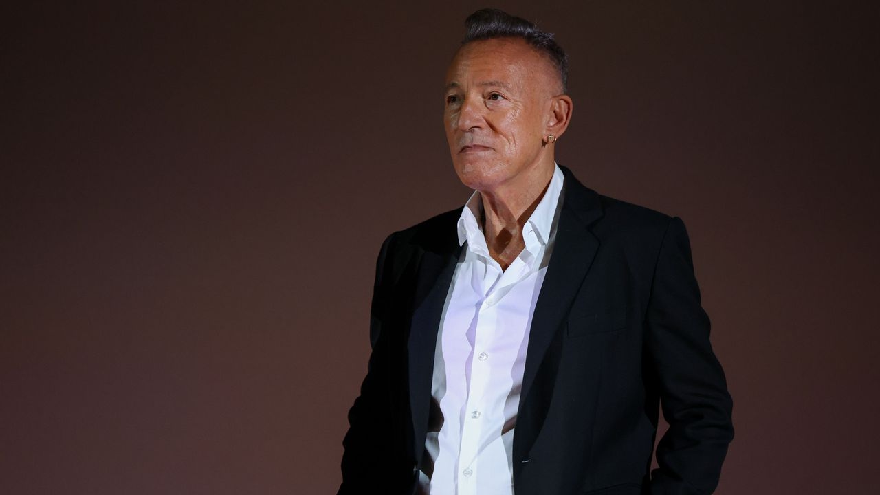 Парчето е посветено на Алекс Прети и Рене Гуд, които