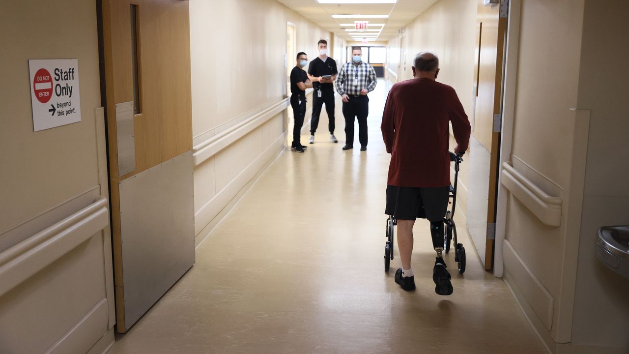 Същевременно му обясняват, че не може да представи документи, които