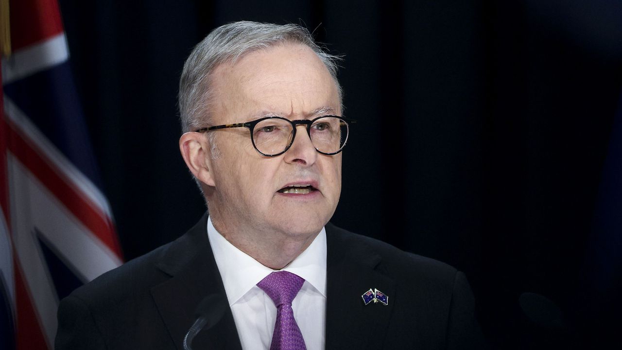 31-годишният мъж бе задържан, след като хвърли предмет сред около