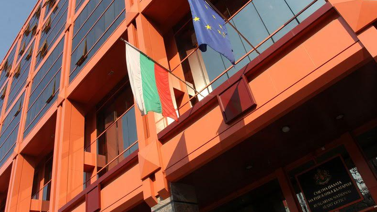 Освен одитите, включени в годишната одитна програма, които институцията сама