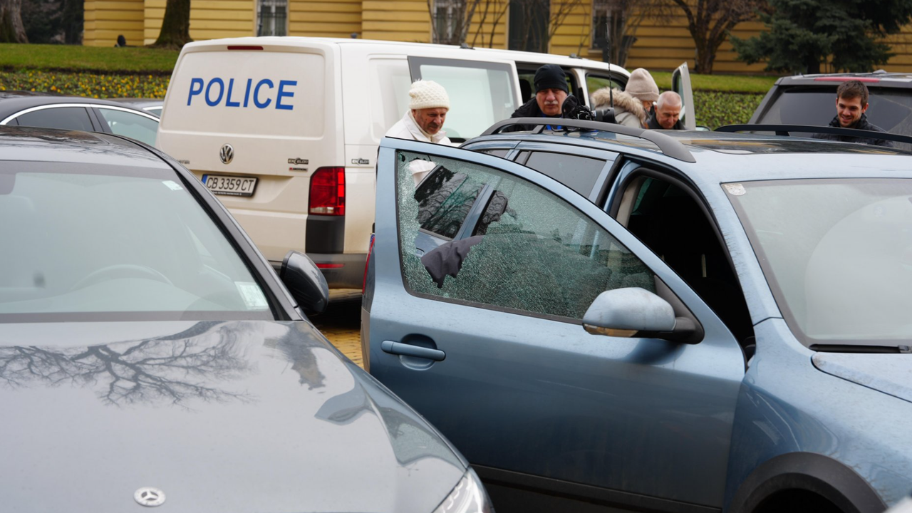 Счупено е стъклото на предната дясна врата на лекия автомобил