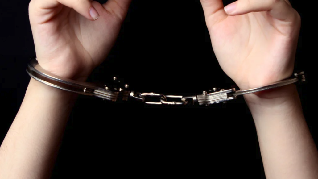 Заловиха 71-годишен дилър и негов 17-годишен клиент в момент на