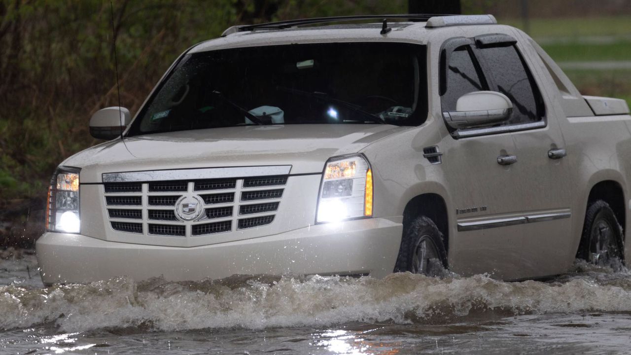 Две кръстовища са под вода в Пловдив, съобщава bTV.Има аварирали