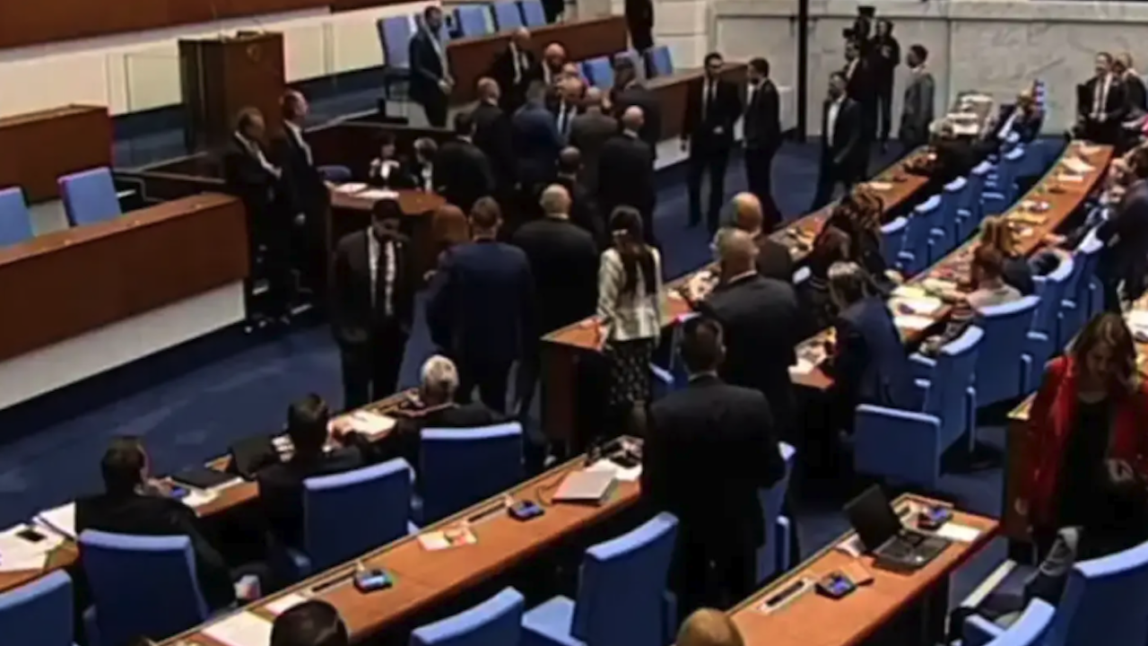 НА ЖИВО: Скандал разтърси парламента - депутати наскачаха на бой, Киселова се видя в чудо