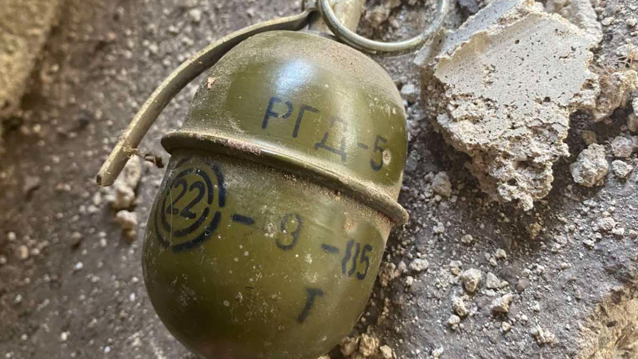 Откриха бойна граната и взривно вещество в имот в Суворово