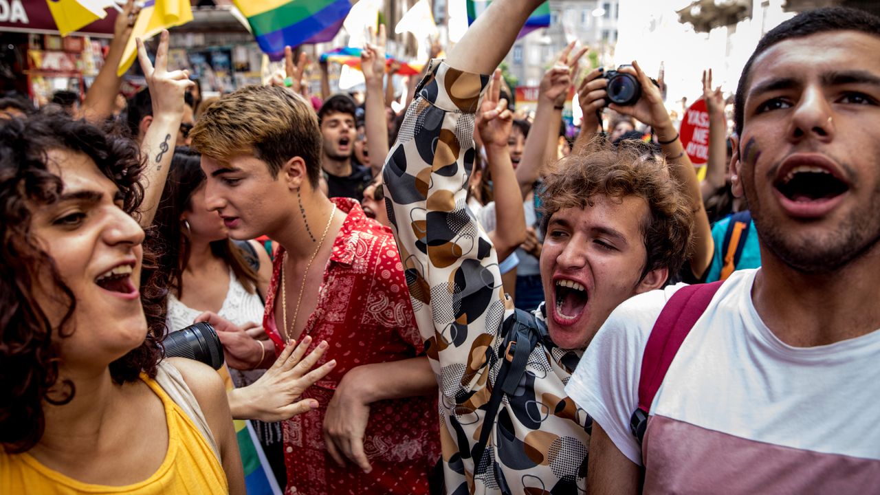 Турската полиция е задържала най-малко 30 души в центъра на