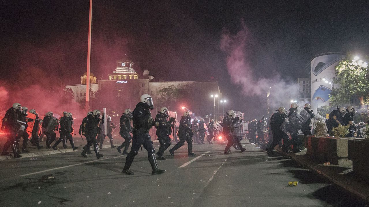 Арести на демонстранти в Белград по време на протест с искане за предсрочни парламентарни избори