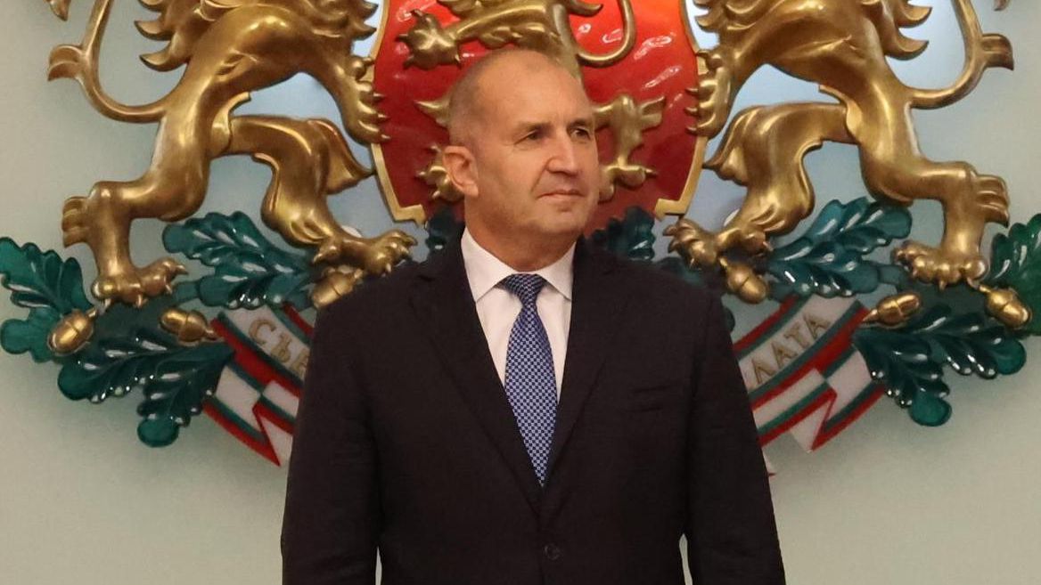 По Конституция той трябва да го връчи на посочен кандидат