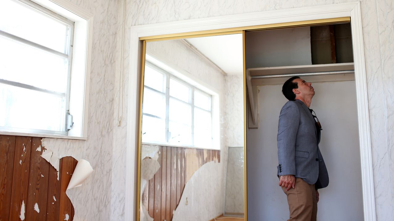 Окаченият таван на бившето училище в село Анево се срути.