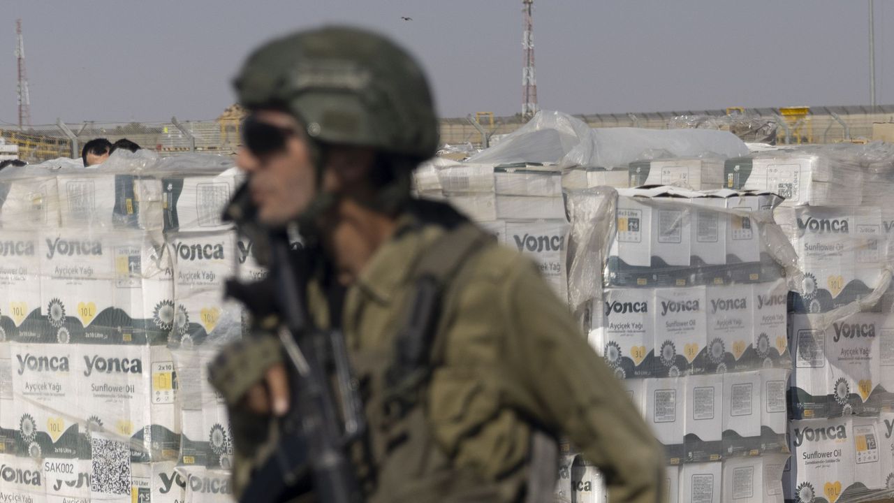 Израелската армия публикува видео: „Вижте как Хамас краде хуманитарна помощ“