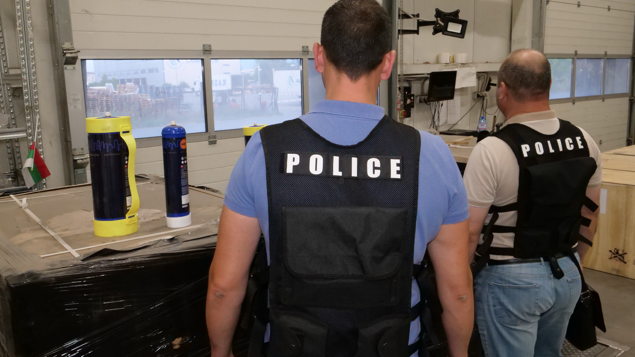 Полицията откри 918 флакона с райски газ и близо 4 тона с фреон в складове в София