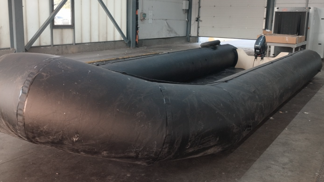 Двадесет и пет надуваеми лодки с твърд борд задържаха митническите