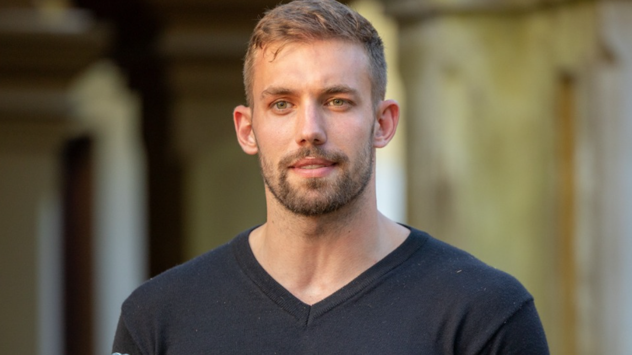 Ергенът Виктор става певец