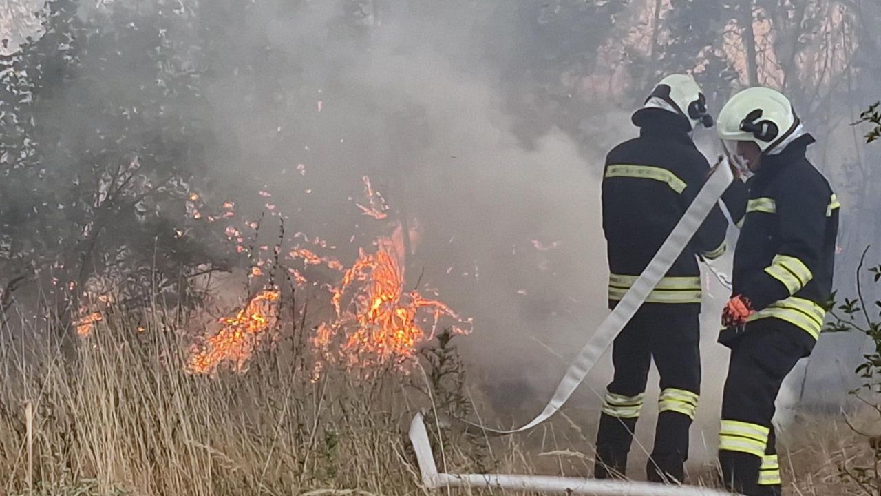Пожар гори в кв. "Тракия" в Шумен, електрозахранването в района е спряно
