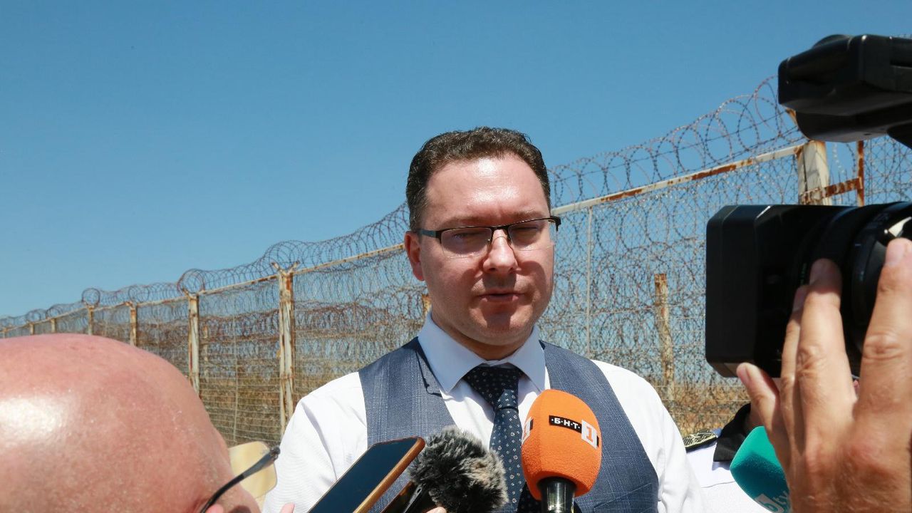 Даниел Митов за пожарите: Разследваме всеки инцидент, огънят е на няколко фронта