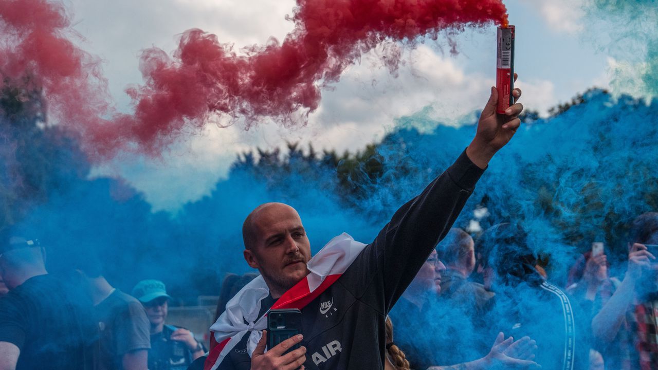 Протестиращи щурмуваха полицейски кордон пред хотел за мигранти във Великобритания