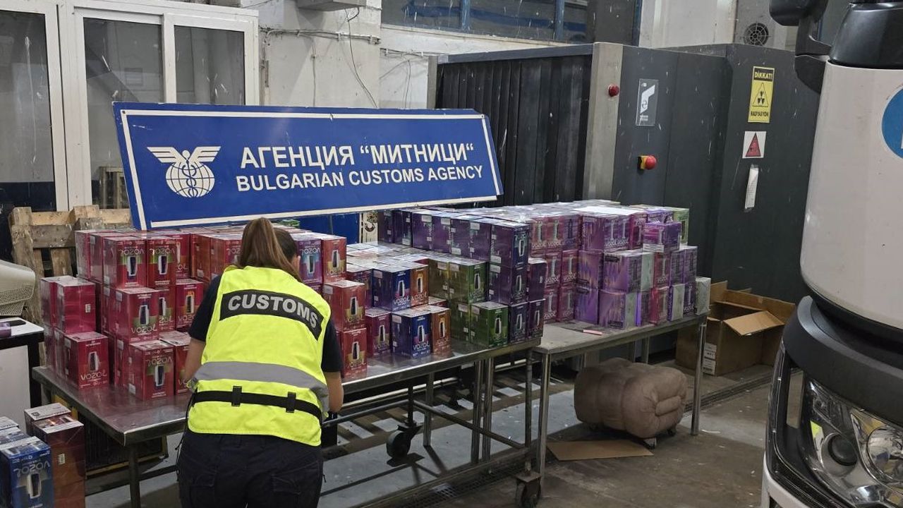 Близо 3500 електронни цигари в товарен автомобил откриха митничари
