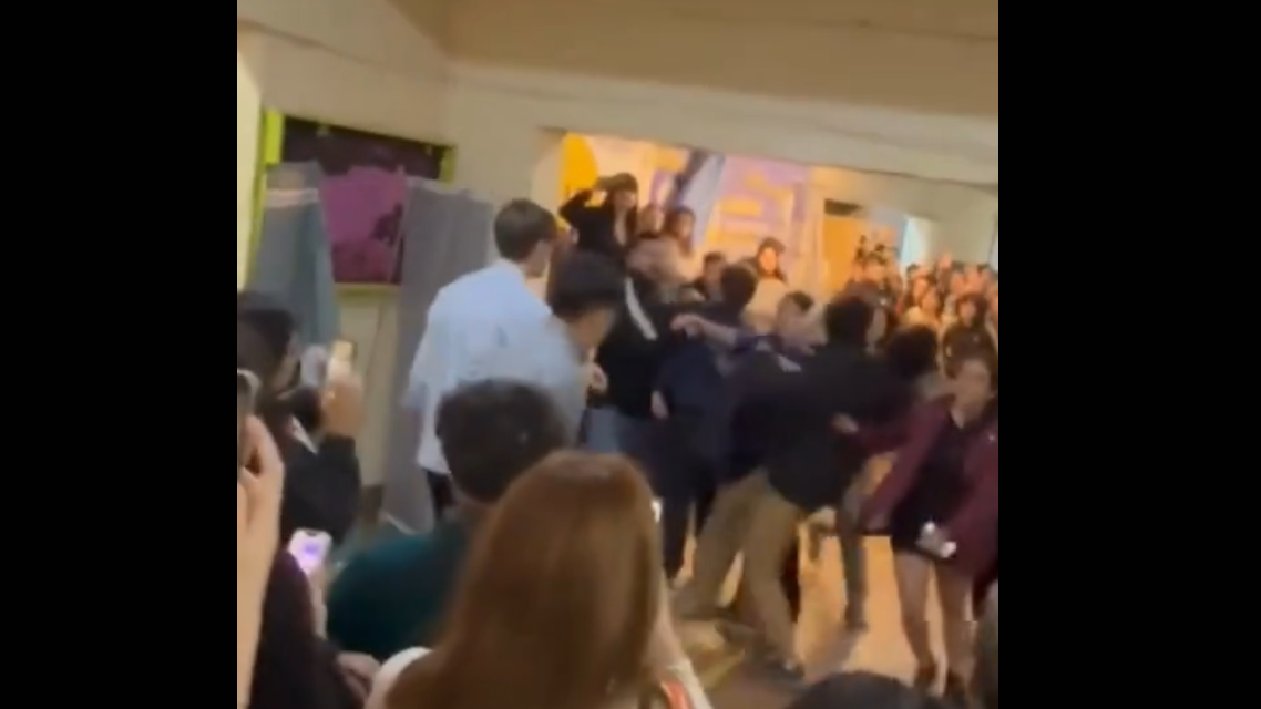 Студенти, подкрепящи Милей, и такива против него, се сбиха в Университета на Буенос Айрес