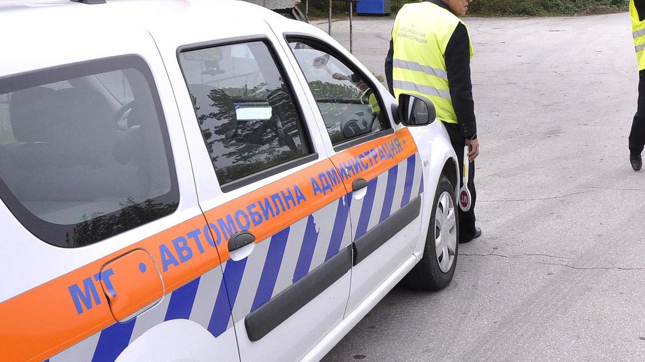 Дрогиран инспектор от ДАИ-Пловдив блъсна на заден ход пешеходец, отстраниха го