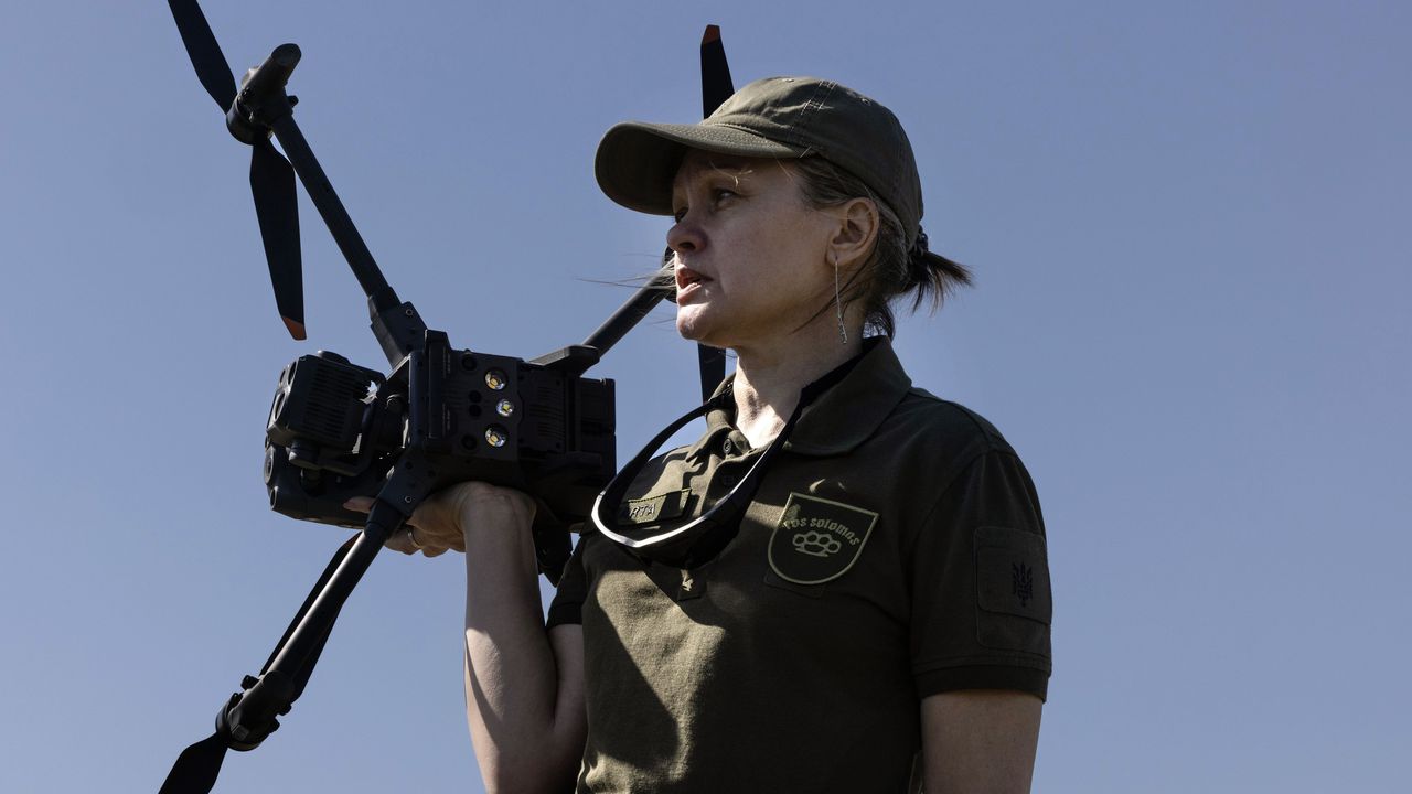 Украинци свалиха руски хеликоптер Ми-8 с дрон за 500 долара