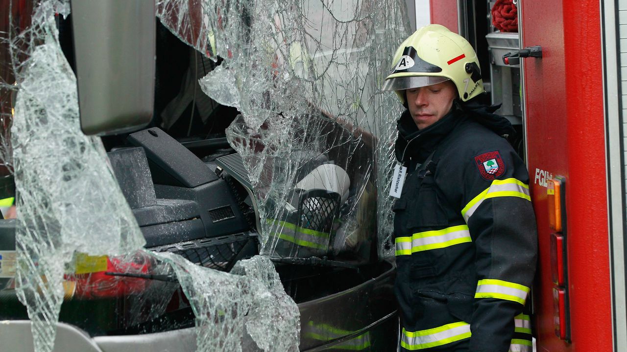20 ранени след катастрофа между два автобуса в Хамбург