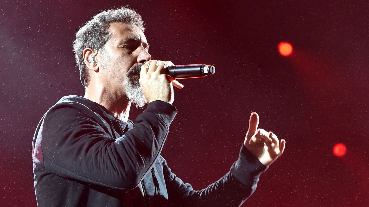 Творческият пъзел на Серж Танкян: фронтменът на System of a Down поднася музикален екстаз на феновете