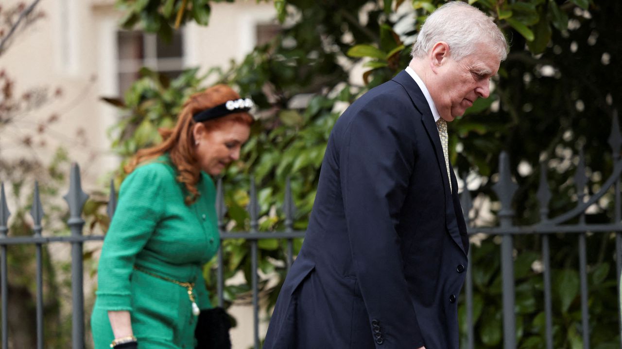 Фърги живее с опозорения си бивш съпруг в 30-стайното им