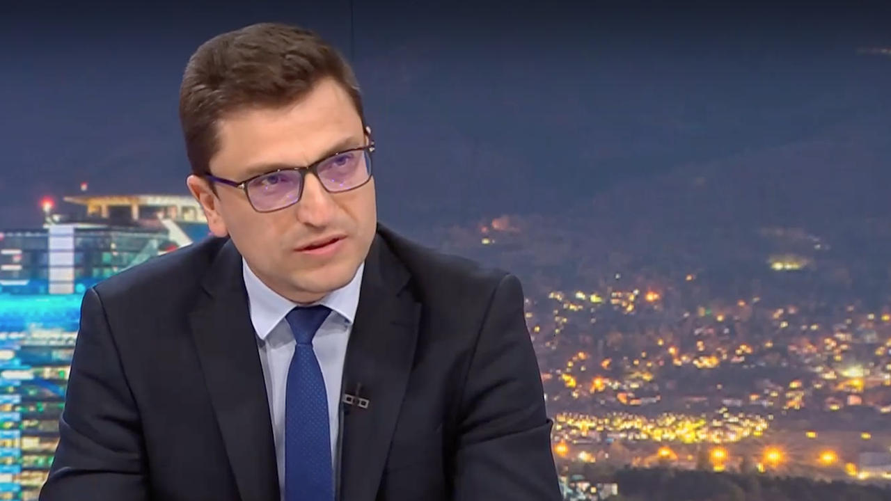 По думите на Сабрутев, в момента дефицитът е 6 милиарда