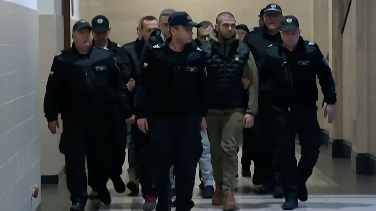 Според държавното обвинение, всеки един от обвиняемите е имал различна