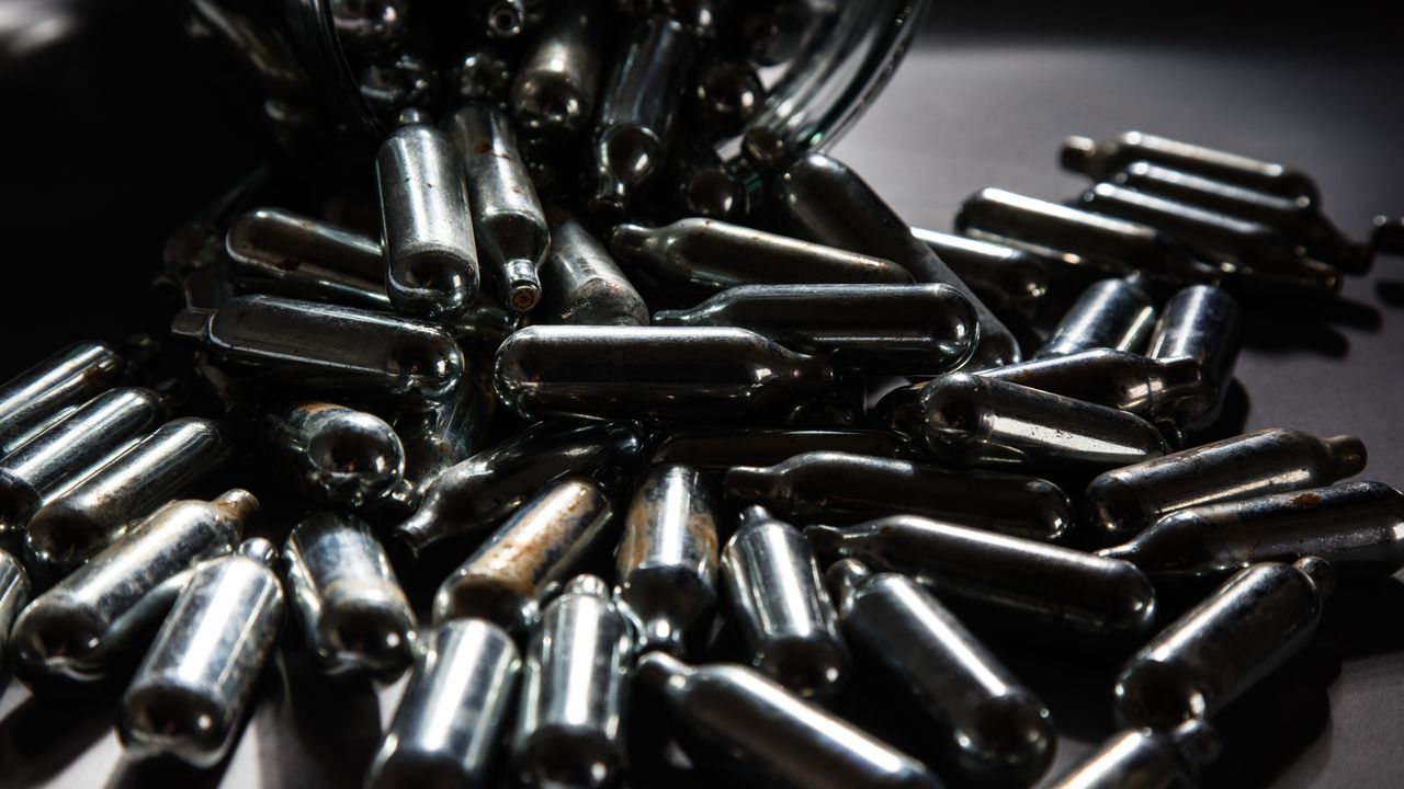 Флакони с райски газ са открити и иззети от двама