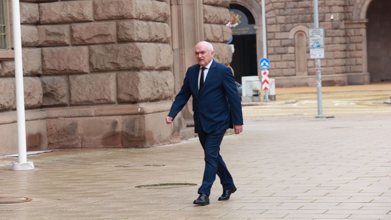 Точно в 11 ч. Димитър Главчев влезе в президентската институция.В