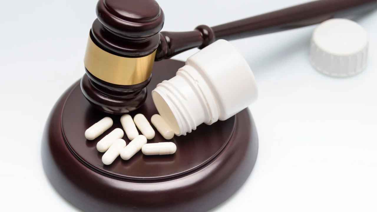 Освен това и двамата са обвинени, че са разпространили на