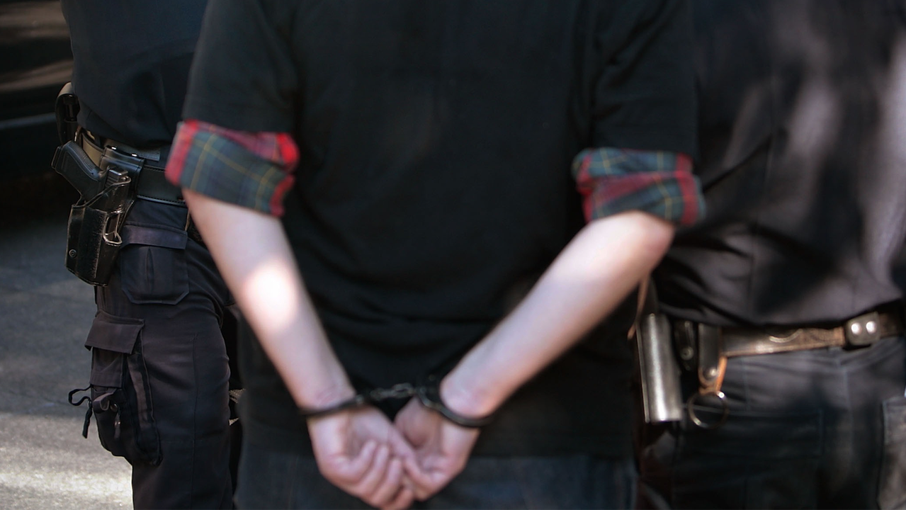 Двама мъже са задържани в момент на сделка с наркотични