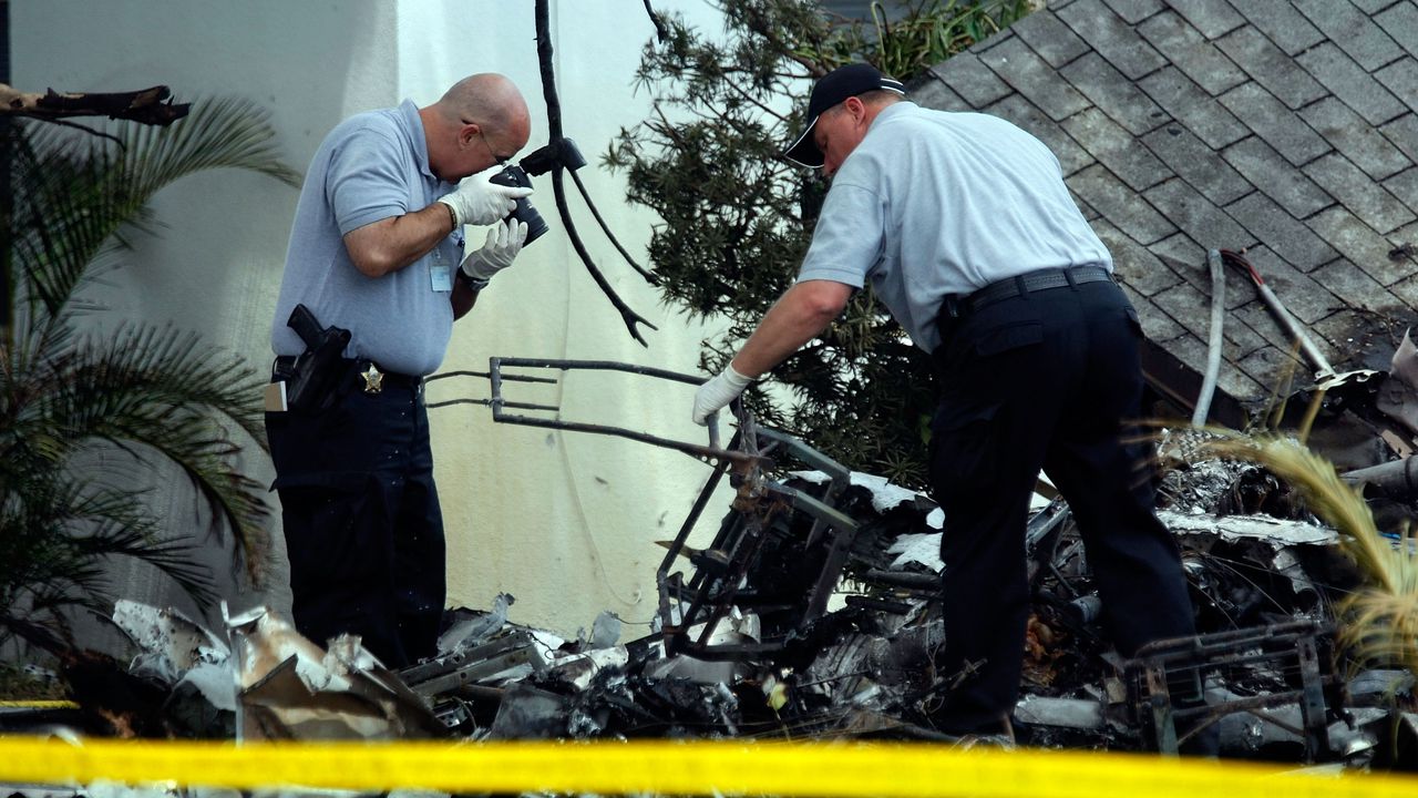 Малък самолет се разби в задния двор на къща в Охайо