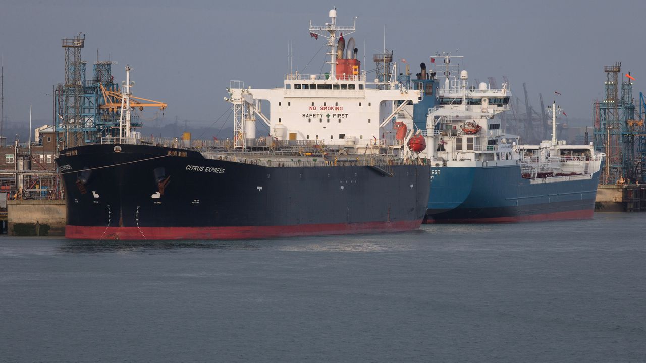 Нефтен танкер, превозващ около 1 милион барела суров петрол, претърпя