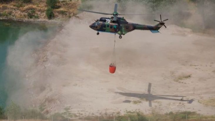 МО: Гасенето на пожара в Пирин с възможностите на авиационната техника не спира
