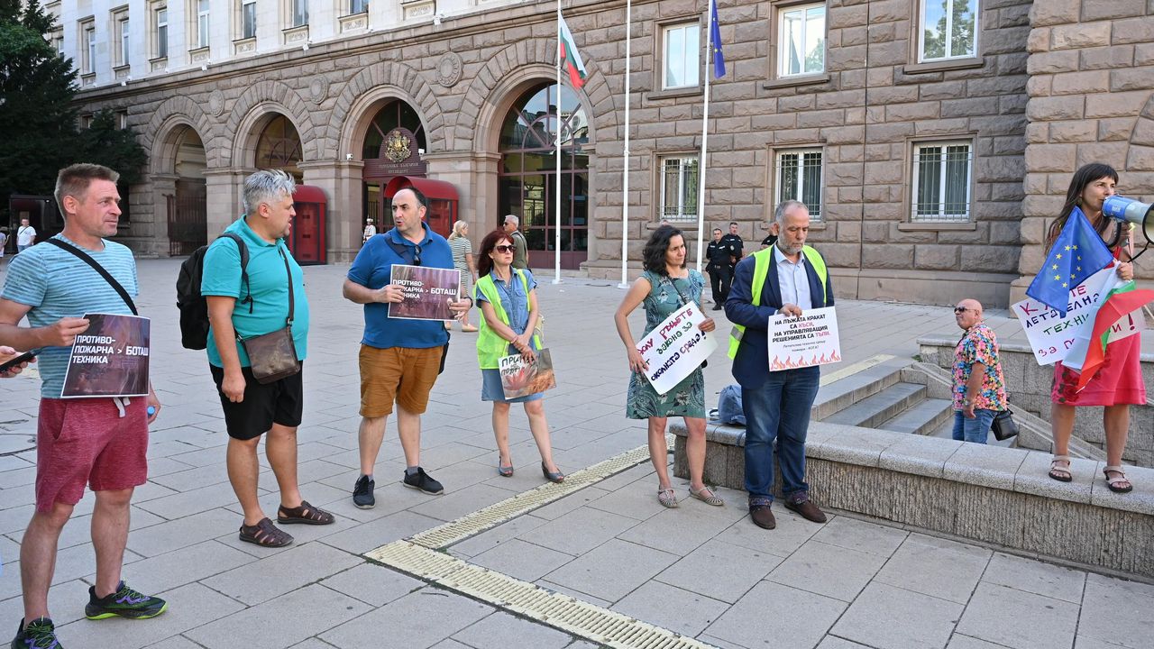 Жители от районите, засегнати от пожари, протестират в София