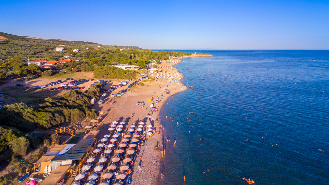 Общинари на Александруполис протестират срещу българските туристи на общинския плаж