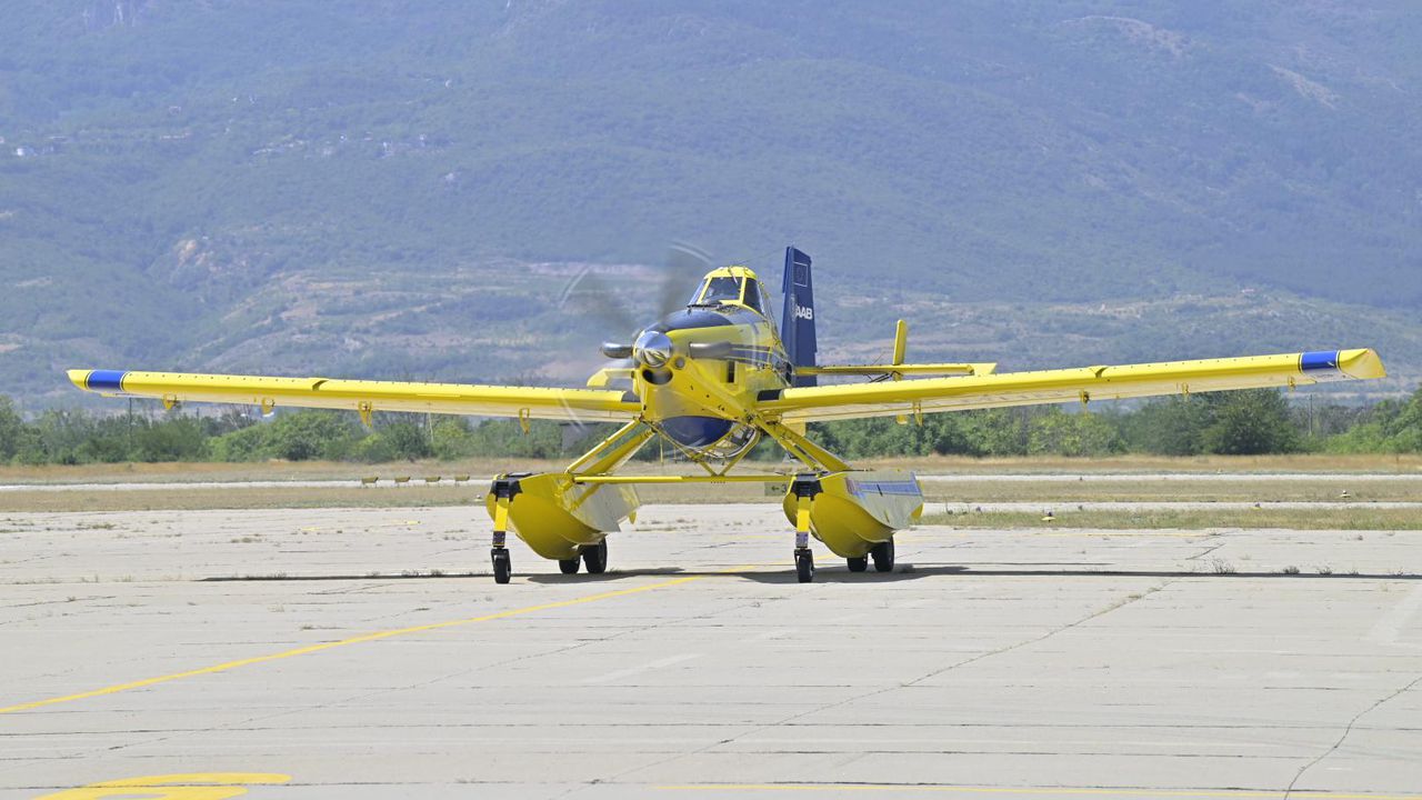 Кацнаха двата самолета от Швеция, които ще помагат за пожарите