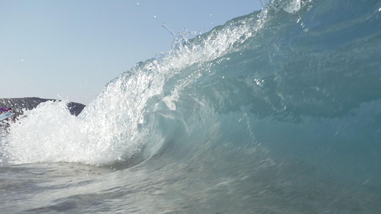 След мощното земетресение: Цунами удари руските Курилски острови