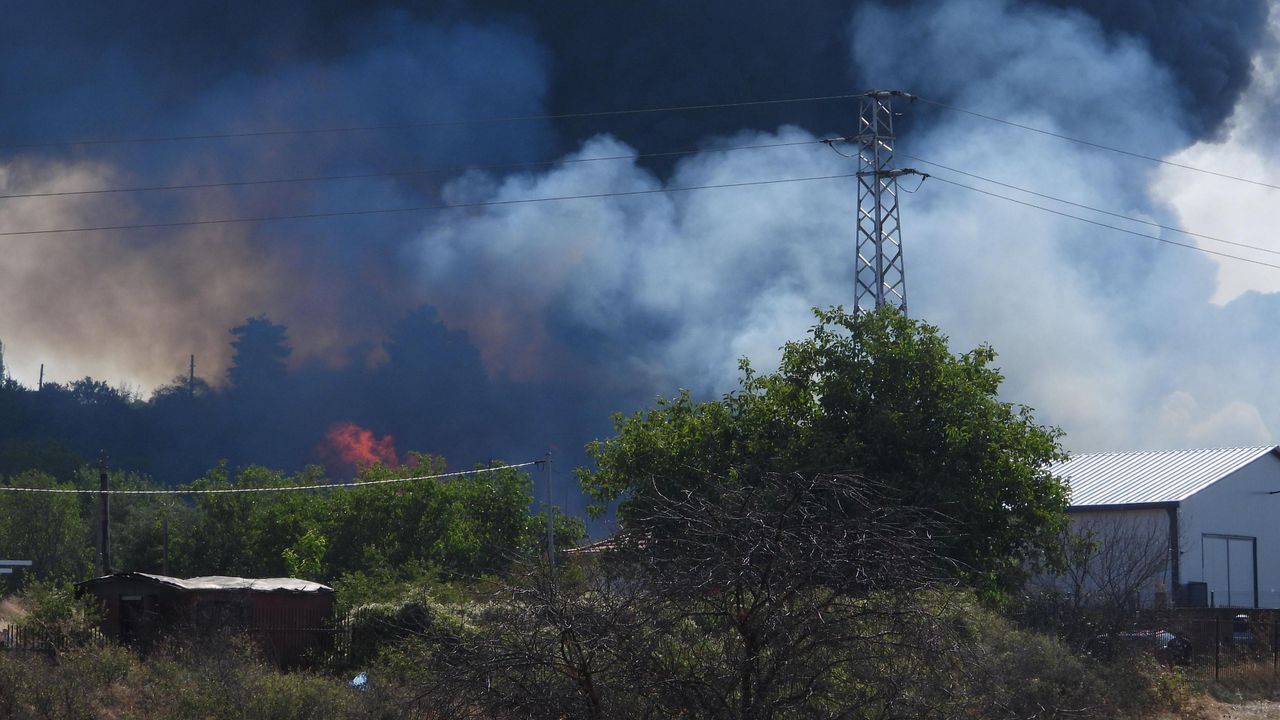 Продължава гасенето на пожара, който избухна тази нощ в кравеферма