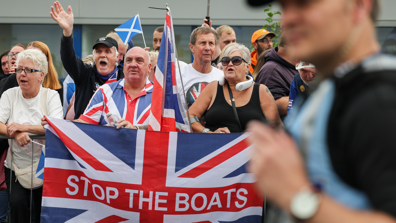 Петима арестувани във Великобритания на протести против предоставянето на убежище