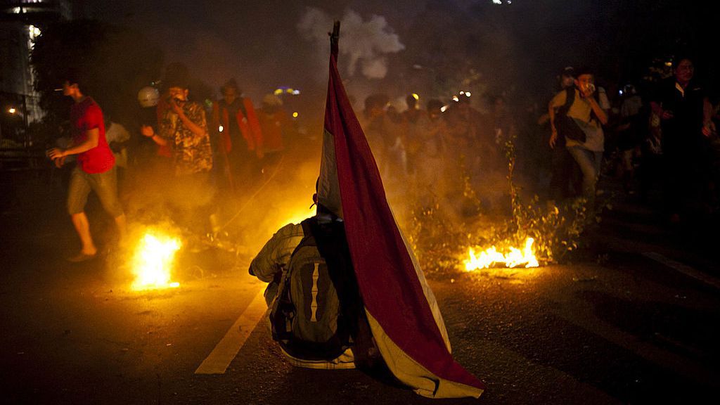 Трима души загинаха и петима бяха ранени в Индонезия, след