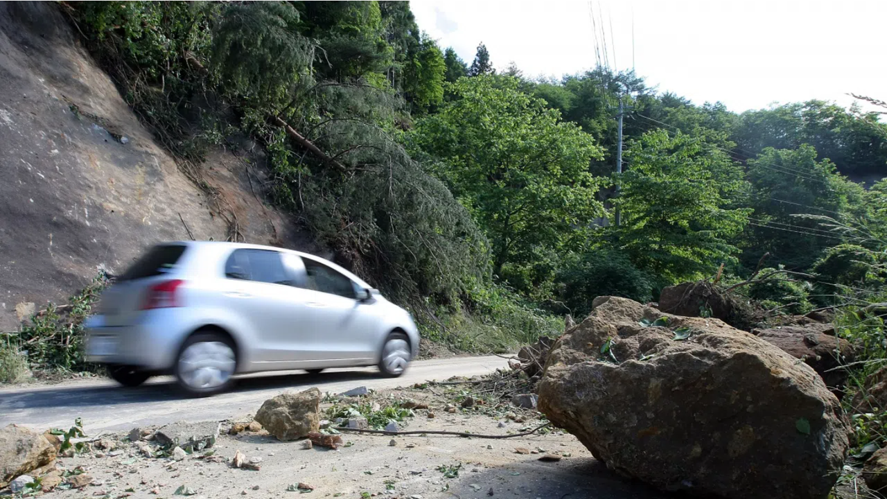 Норвежка магистрала пропадна заради свлачище, един човек е изчезнал