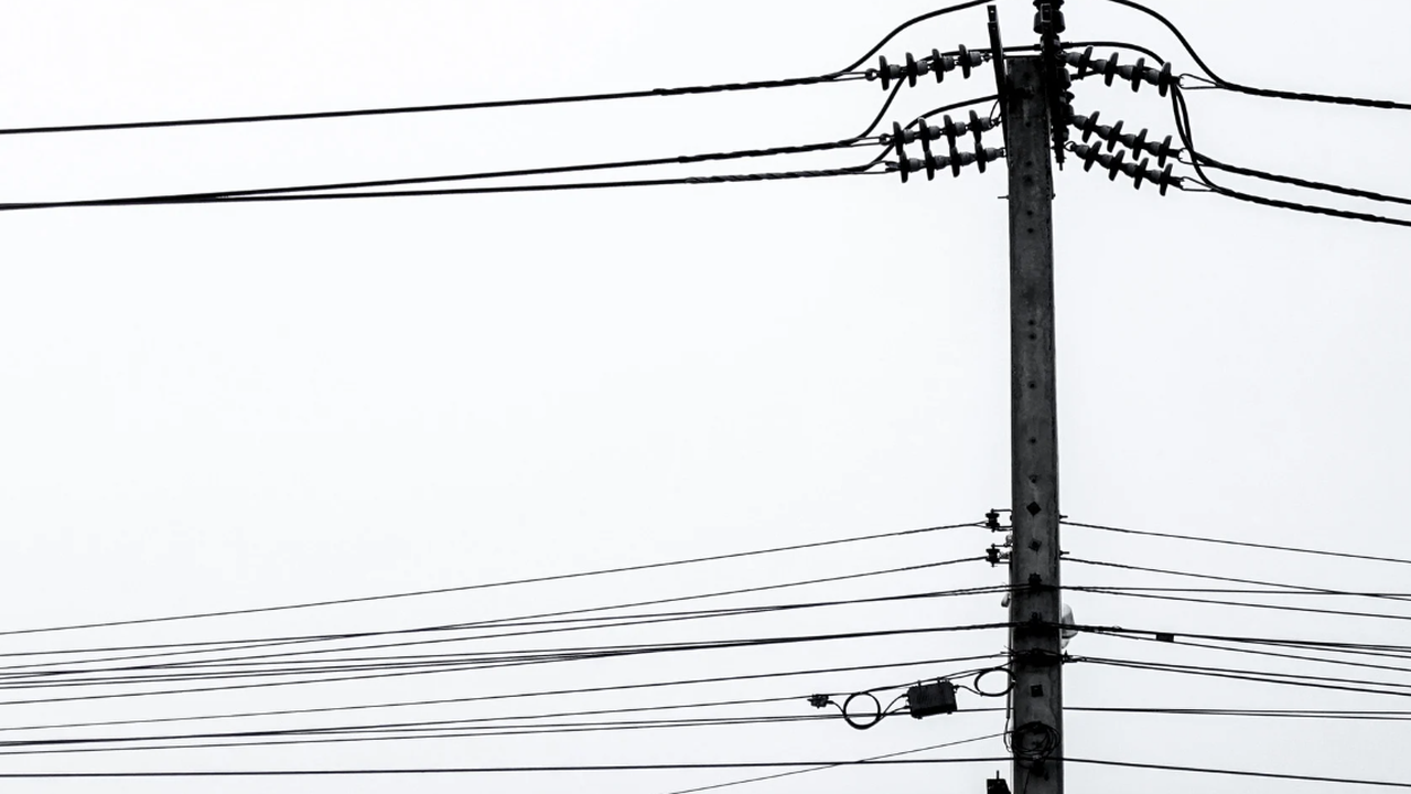 По-евтин ток за небитовите клиенти, но поскъпване на тока за бита през първото полугодие