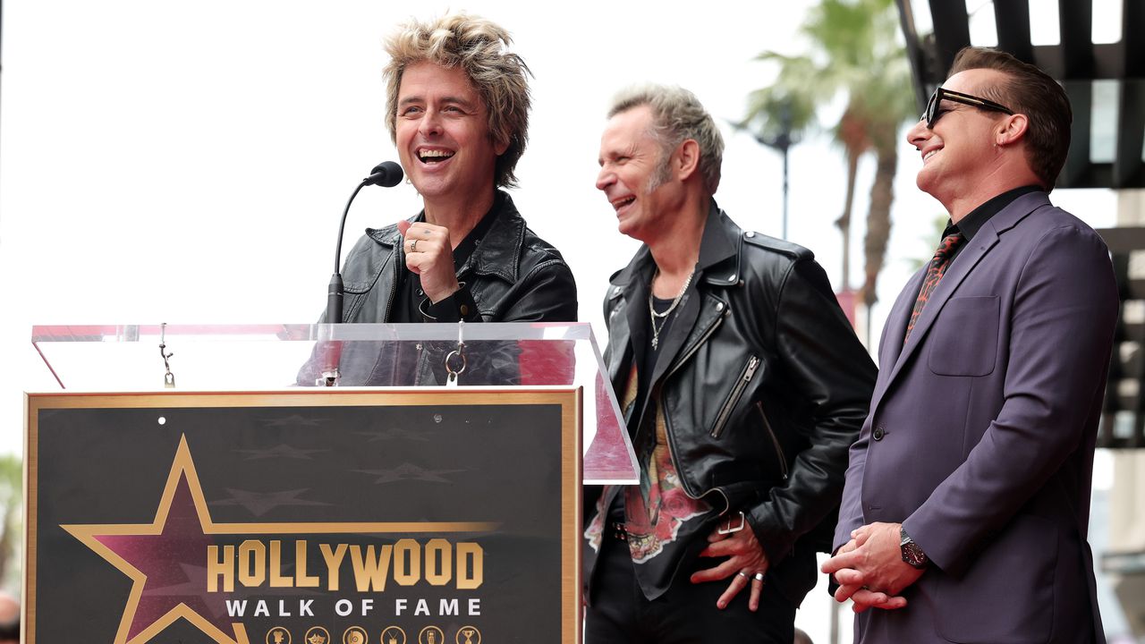 Green Day се подиграха с администрацията на Тръмп по време на концерт: „Ето ги и файловете на Епстийн!“