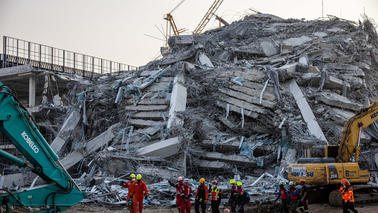 Училище се срути в Индонезия, има загинал и десетки ранени