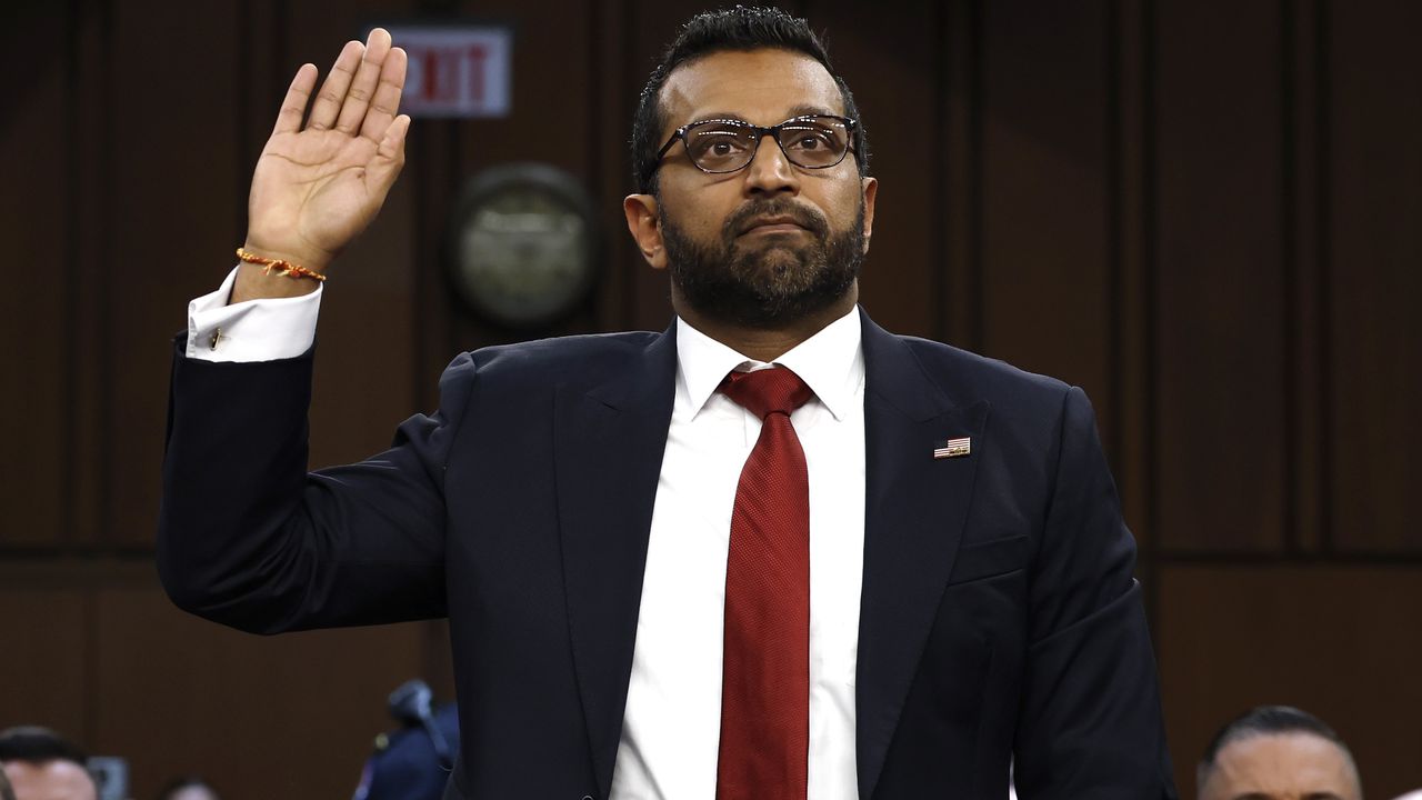 Началникът на ФБР подари на новозеландски служители незаконни пистолети