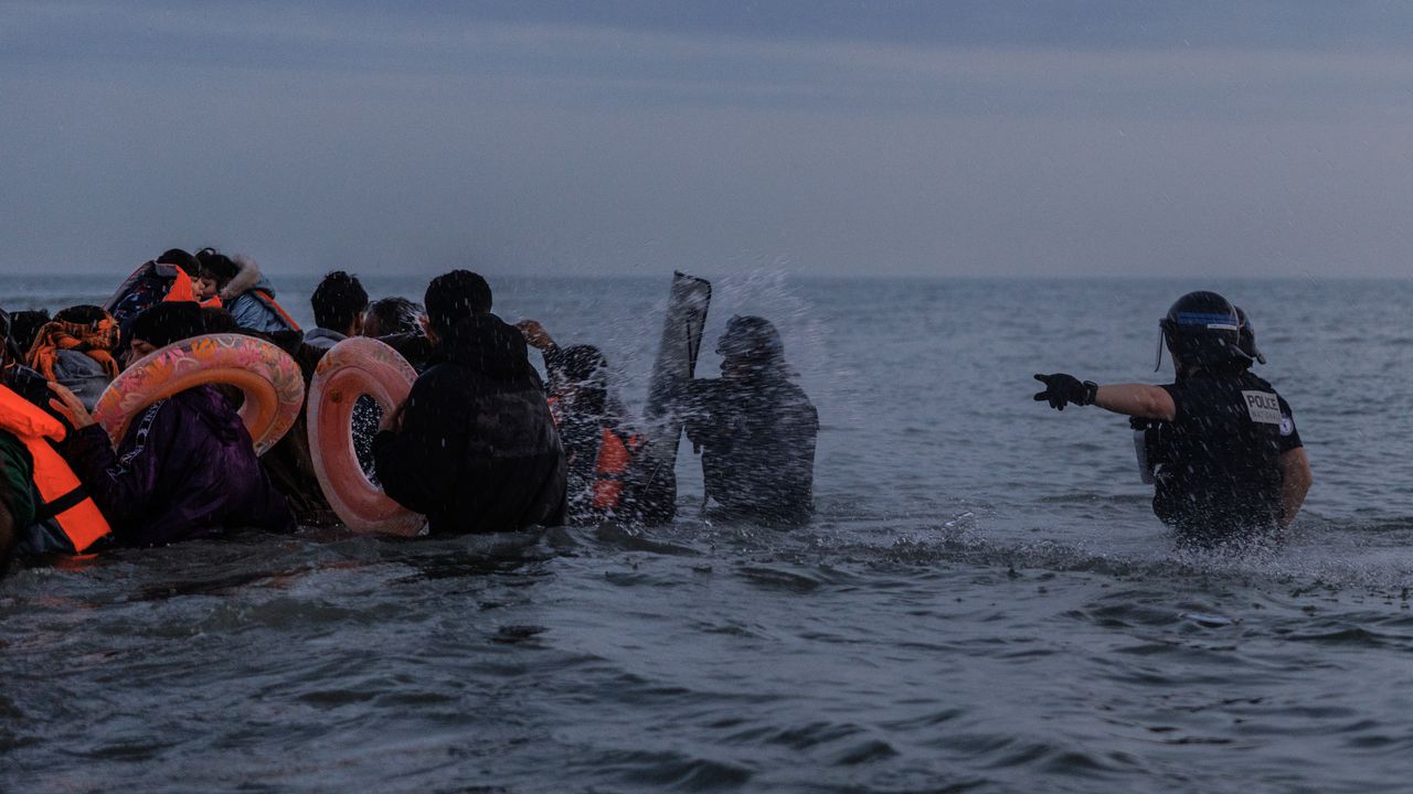 Френски полицаи спряха мигранти да достигнат крайбрежието на страната